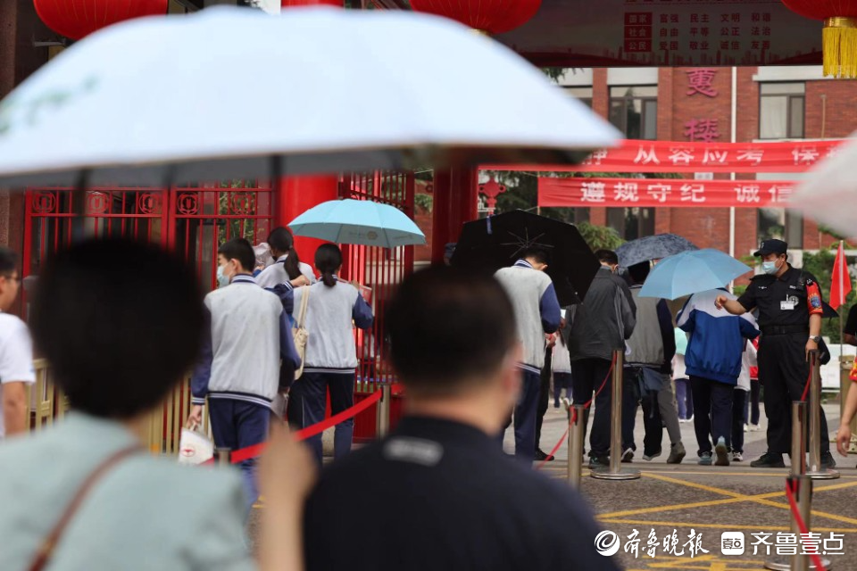 学生赶考路，父母雨中情