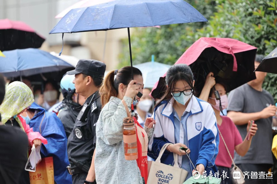 学生赶考路，父母雨中情