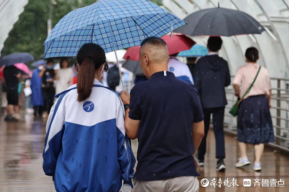 学生赶考路，父母雨中情