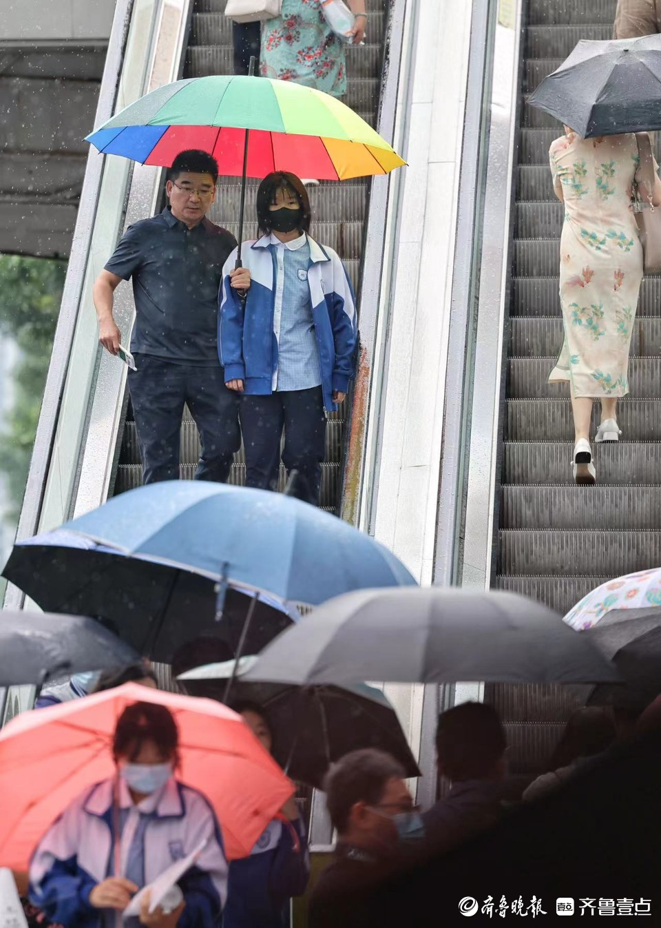 学生赶考路，父母雨中情