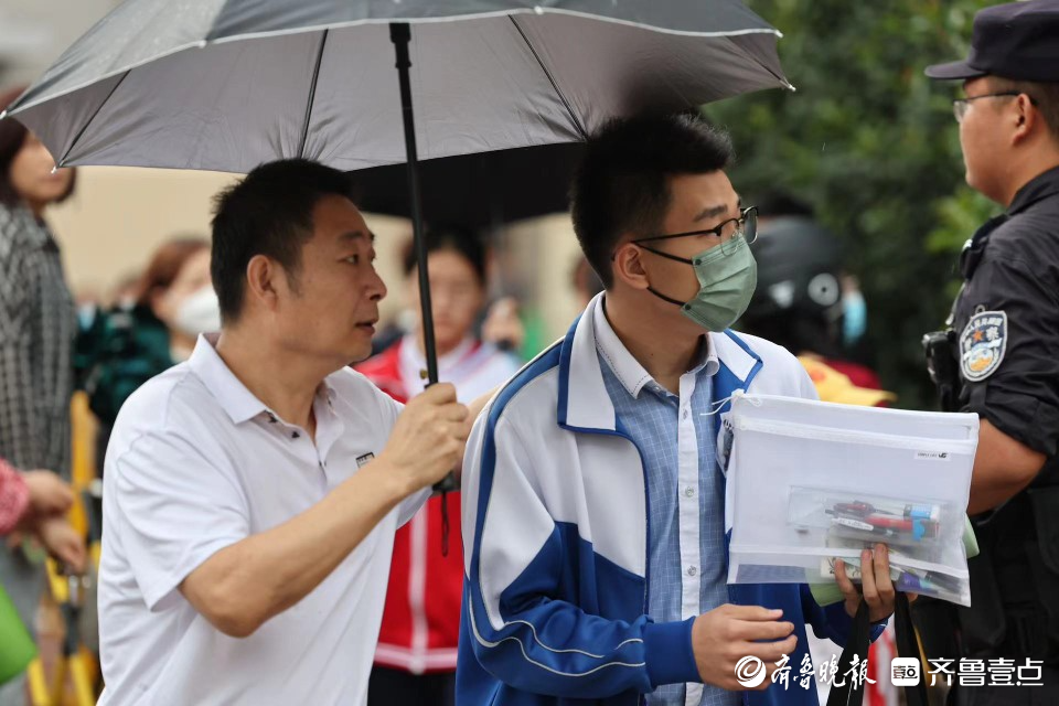 学生赶考路，父母雨中情
