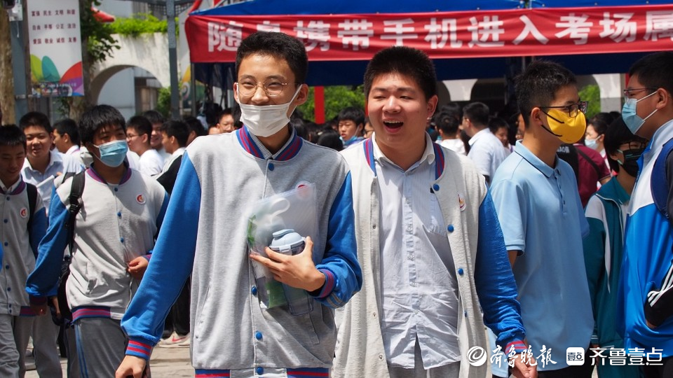 济南中考开始，孩子们语文考完后的模样