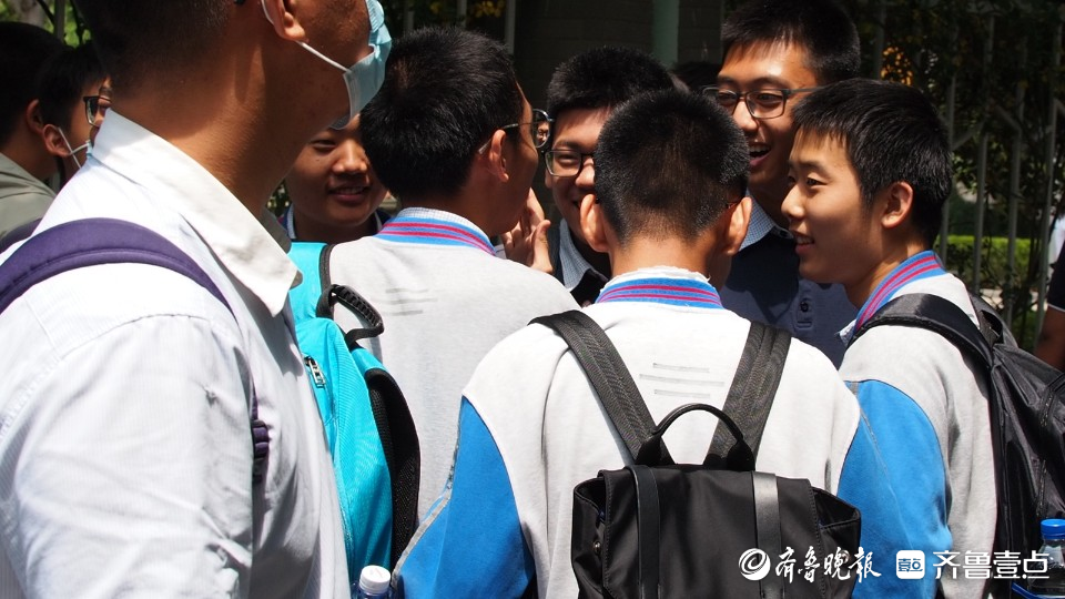 济南中考开始，孩子们语文考完后的模样