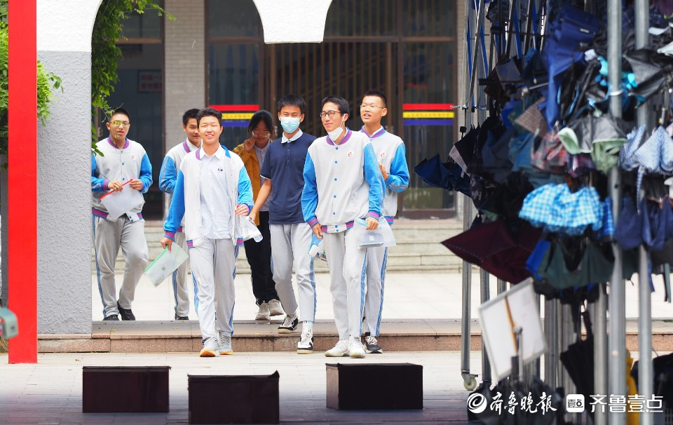 济南中考开始，孩子们语文考完后的模样