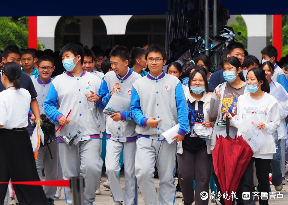 济南中考开始，孩子们语文考完后的模样