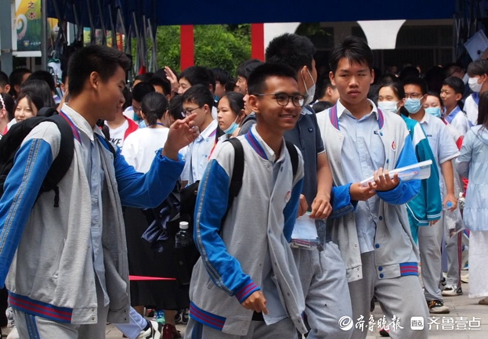 济南中考开始，孩子们语文考完后的模样