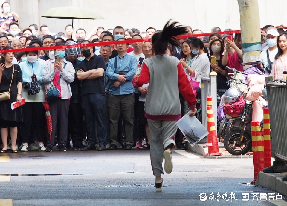 济南中考开始，孩子们语文考完后的模样