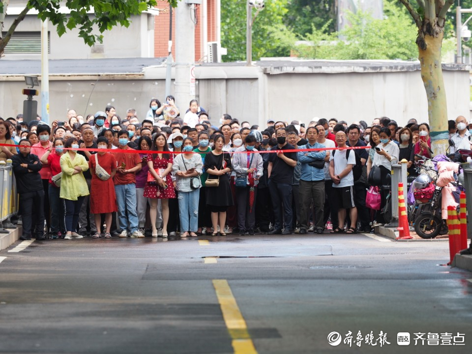济南中考开始，孩子们语文考完后的模样
