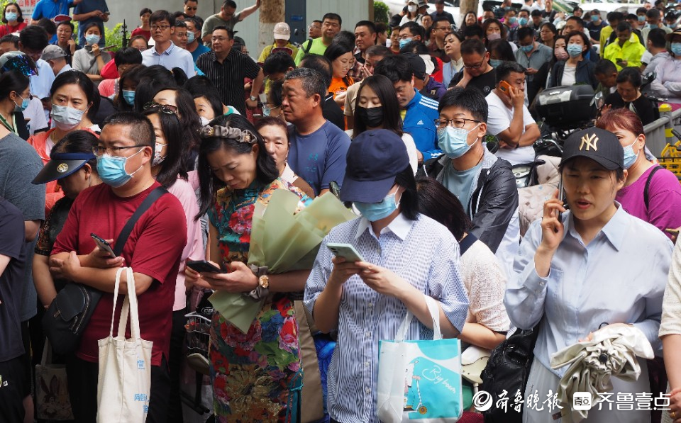 济南中考开始，孩子们语文考完后的模样