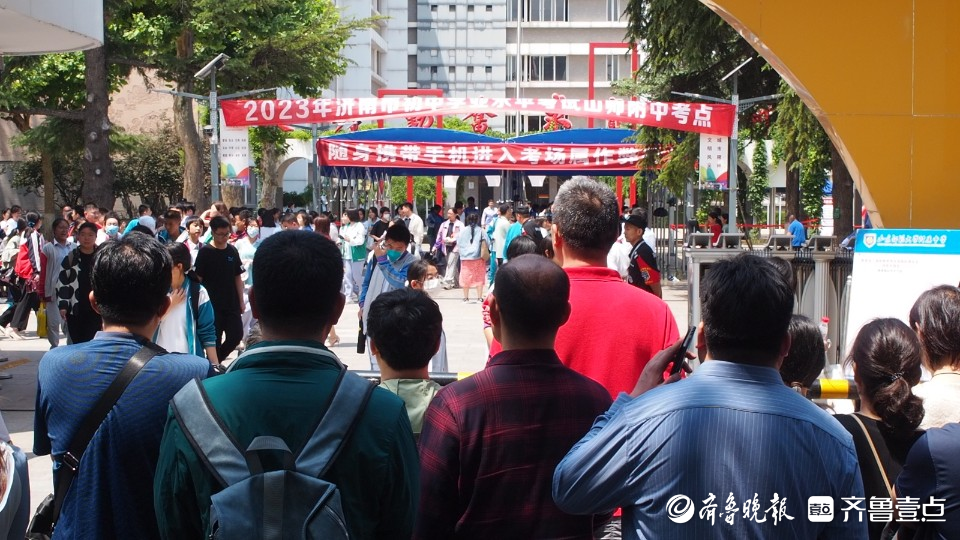 济南中考开始，孩子们语文考完后的模样