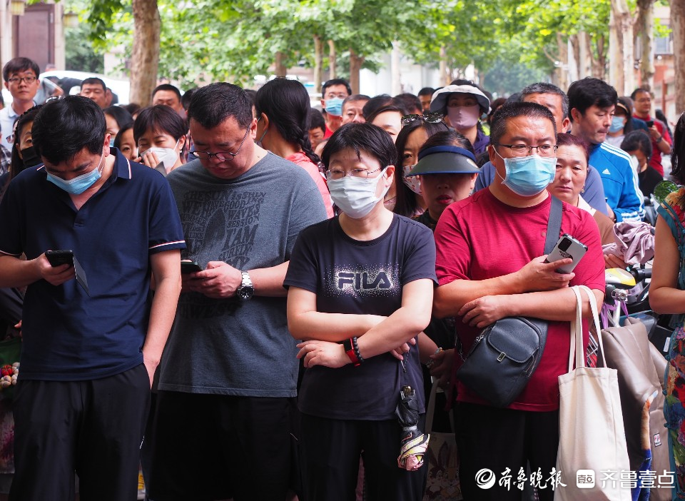 济南中考开始，孩子们语文考完后的模样