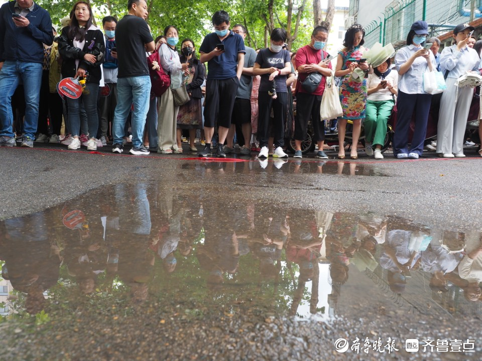 济南中考开始，孩子们语文考完后的模样