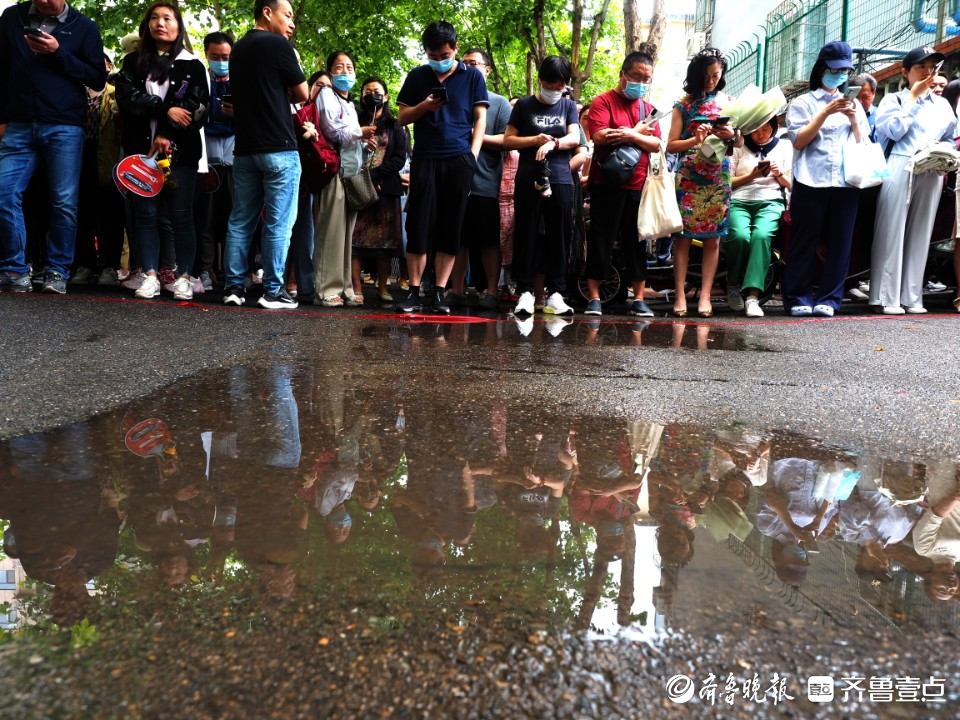 济南中考开始，孩子们语文考完后的模样