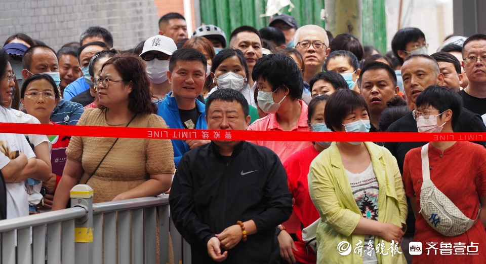 济南中考开始，孩子们语文考完后的模样