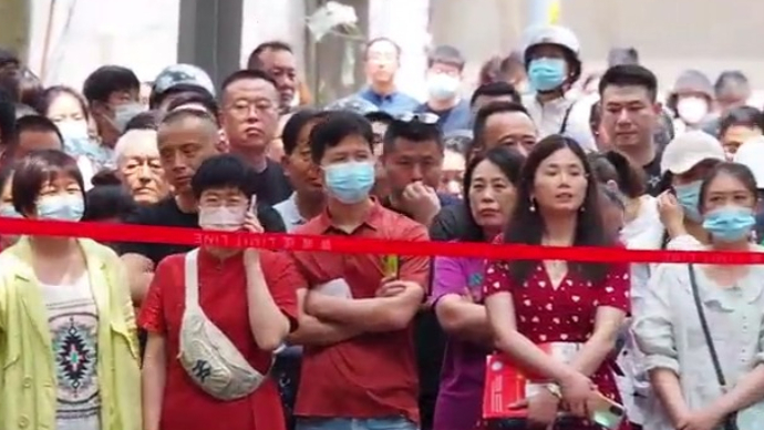 果然视频|济南中考大批家长场外守候，全程温馨陪伴鼓励孩子