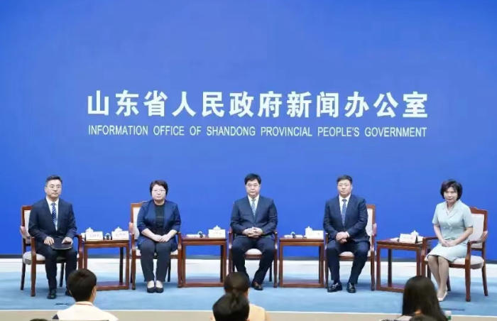 2023年6月13日上午10点,山东省政府新闻办举行新闻发布会,围绕“加快新旧动能转换 加速企业转型升级”进行交流。本次发布会邀请到4位企业代表:山东省民营企业家协会会长,万达控股集团有限公司党委书记、董事局主席尚吉永先生;全国人大代表,山东省铝业协会会长,山东魏桥创业集团有限公司董事长张波先生;全国人大代表,得利斯集团有限公司党委书记、董事长郑思敏女士;赛轮集团股份有限公司董事长刘燕华女士。