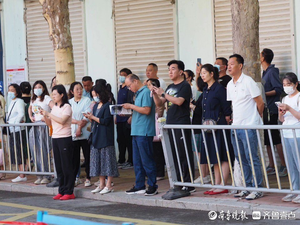 中考的孩子都进场了，家长们趴栅栏继续看