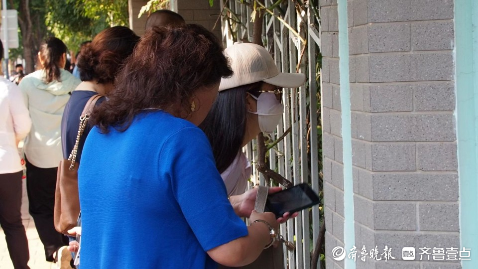 中考的孩子都进场了，家长们趴栅栏继续看