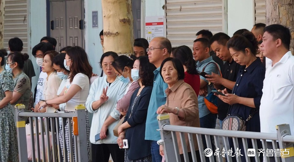 中考的孩子都进场了，家长们趴栅栏继续看