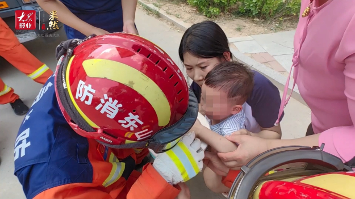 果然视频|儿童被玩具“咬手”，聊城消防员细心救援