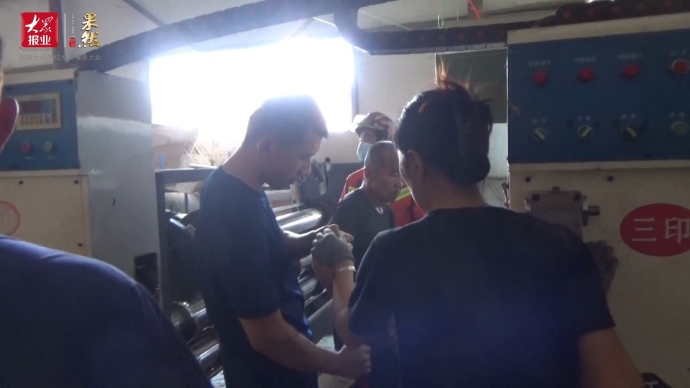 果然视频|女子右手卡进机器滚轮，聊城消防员5分钟快速救援