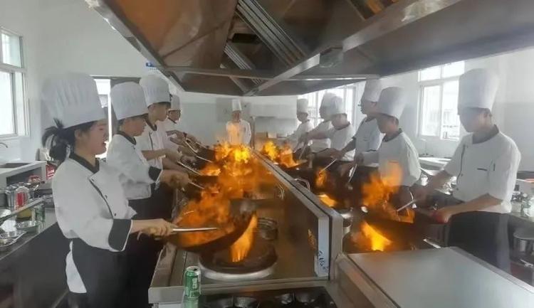 探访小龙虾学院毕业季：“没有就不了业的”