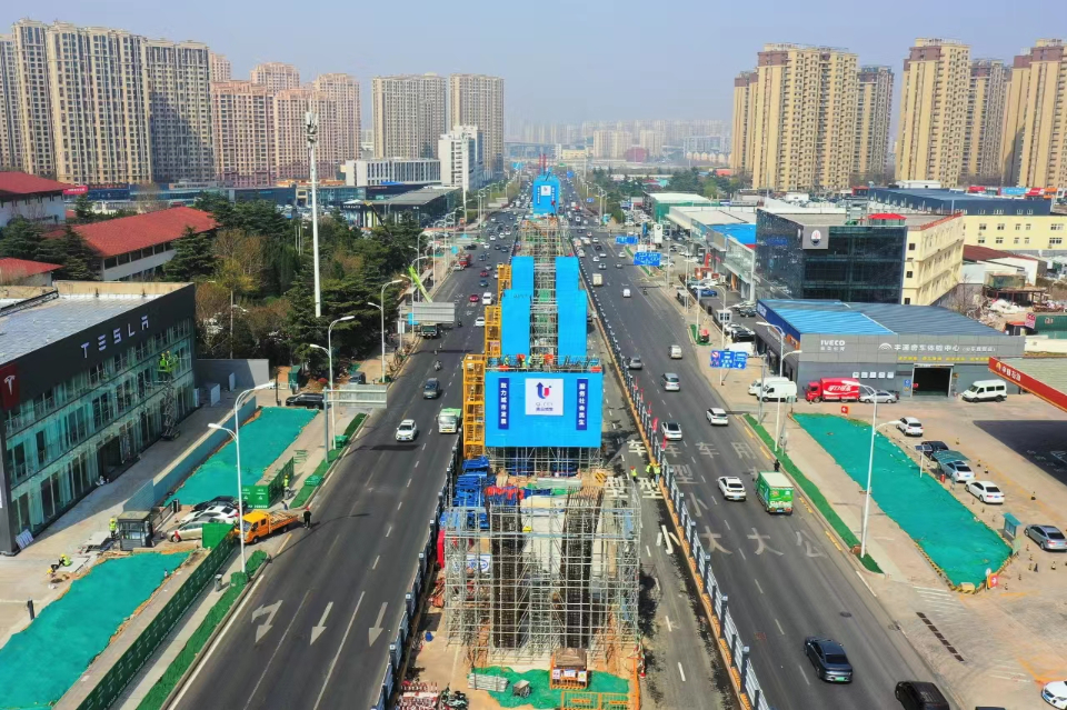 青岛市重庆路快速路3标顺利完成首个盖梁浇筑-齐鲁晚报网