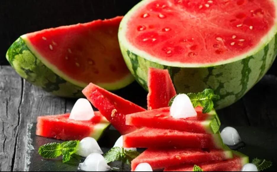 夏日吃西瓜,药物不用抓李敬孝介绍,号称夏季瓜果之王的西瓜,是葫芦科