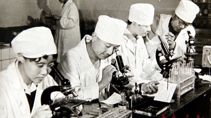 挚爱老泰城｜1982年，泰安市第一人民医院的医生们做研究