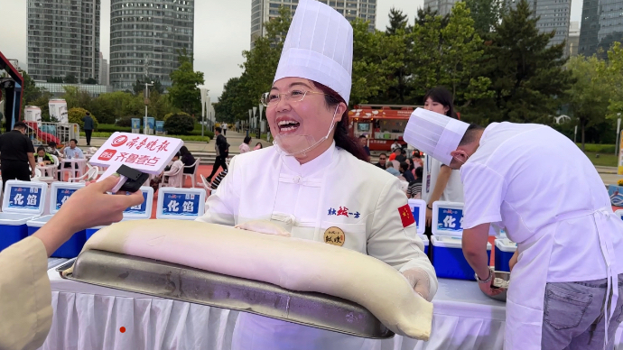 果然视频|夏日消费季现场，鲅鱼水饺传承人端盘展示八斤重饺子