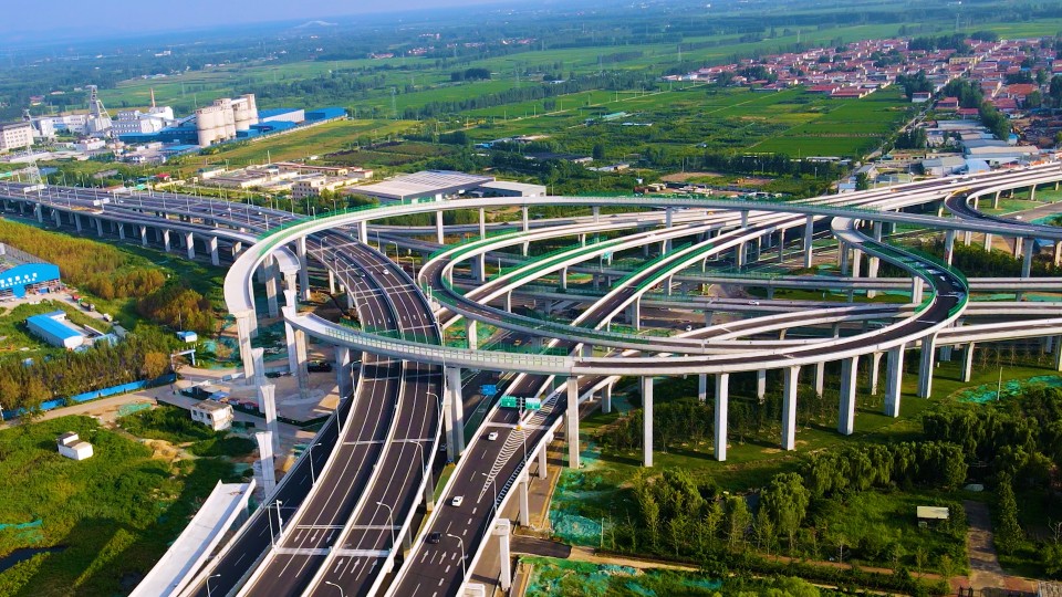 高架快速路,高速铁路,高速公路,新机场,内河航道……近年来,济宁以