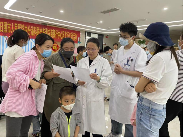 东港农商银行联合日照市人民医院组织开展免费测骨龄活动