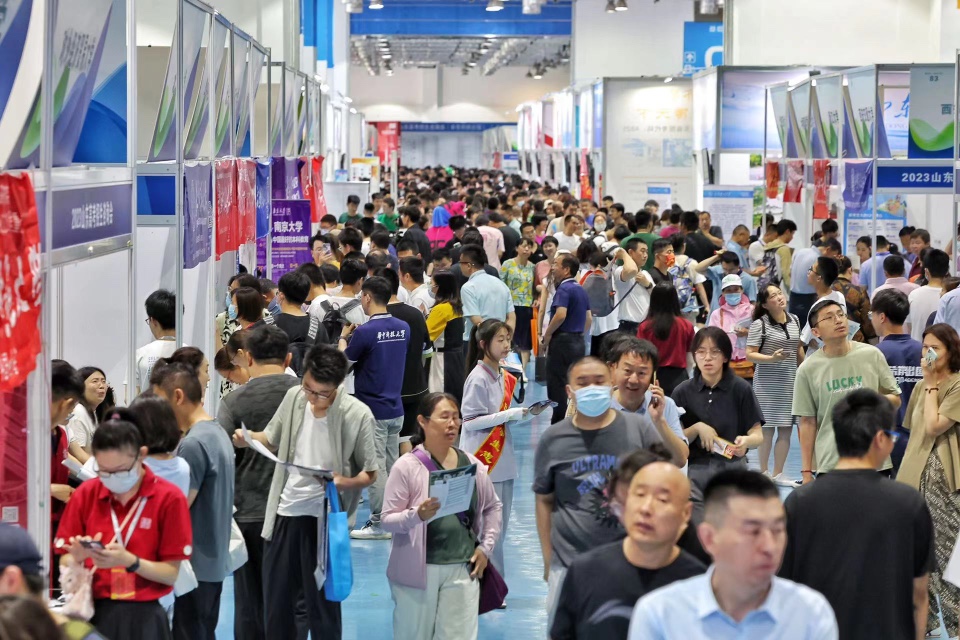 图集|展台围满考生和家长！2023山东高招会火爆开启