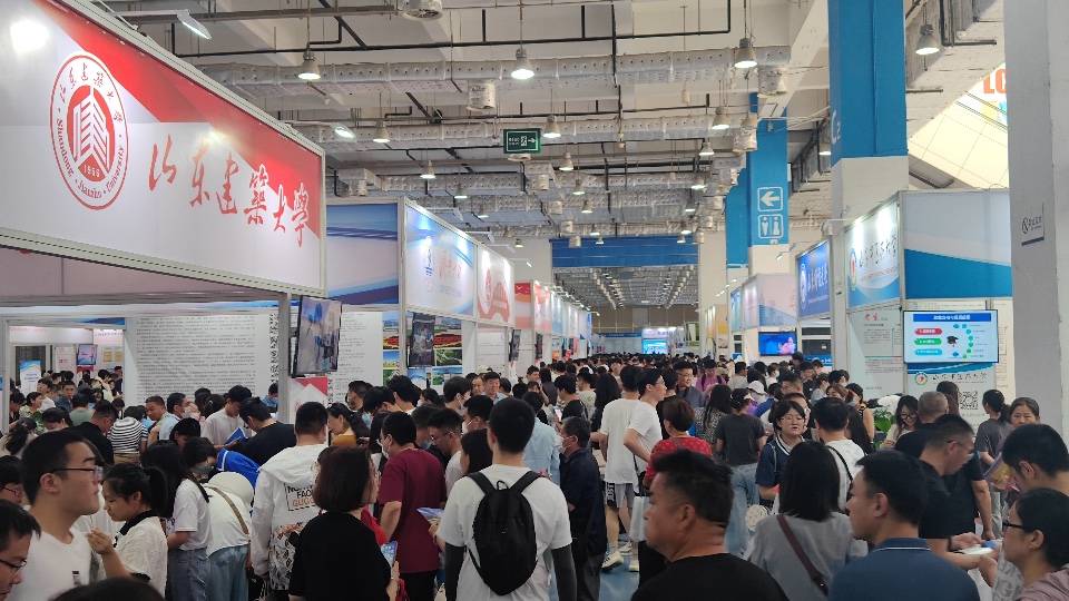 图集|展台围满考生和家长！2023山东高招会火爆开启