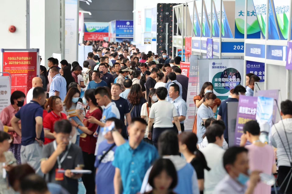 图集|展台围满考生和家长！2023山东高招会火爆开启