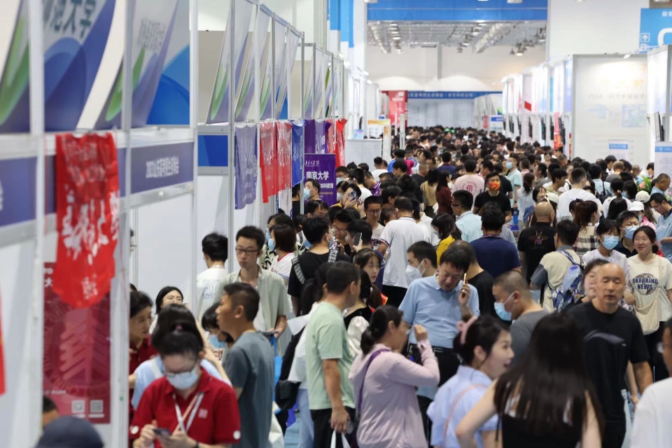 图集|展台围满考生和家长！2023山东高招会火爆开启