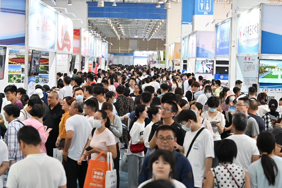 图集|展台围满考生和家长！2023山东高招会火爆开启