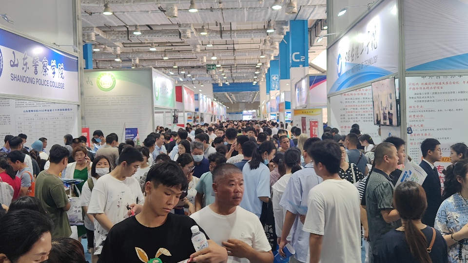 图集|展台围满考生和家长！2023山东高招会火爆开启