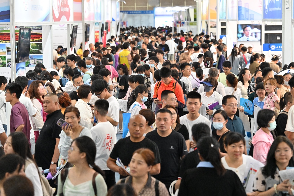 图集|展台围满考生和家长！2023山东高招会火爆开启