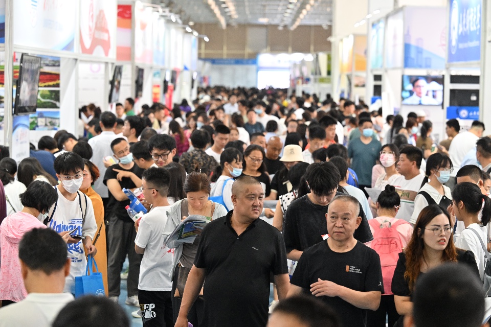 图集|展台围满考生和家长！2023山东高招会火爆开启