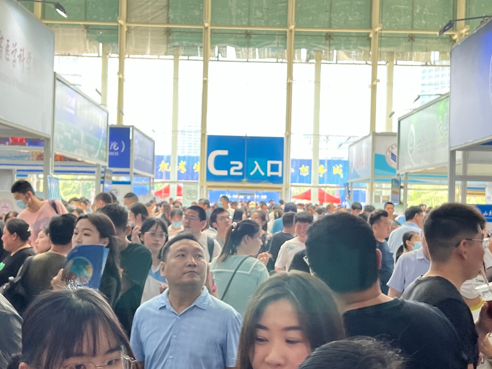 图集|展台围满考生和家长！2023山东高招会火爆开启