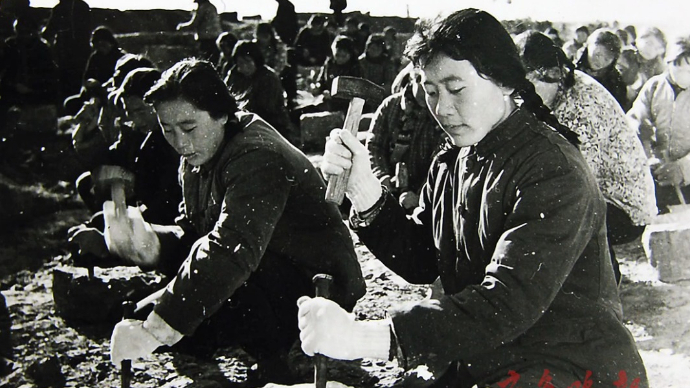 挚爱老泰城丨东平县宿城公社“女石匠连”投身建设大寨田