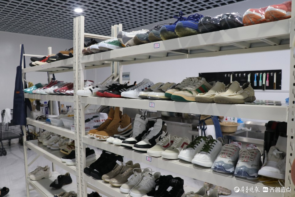 此前,武汉大学生洗鞋两月纯利七八万的新闻曾冲上