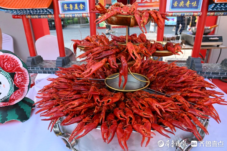 小吃引燃齐鲁美食节！深受市民喜爱的啤酒和各地特色烤串齐聚