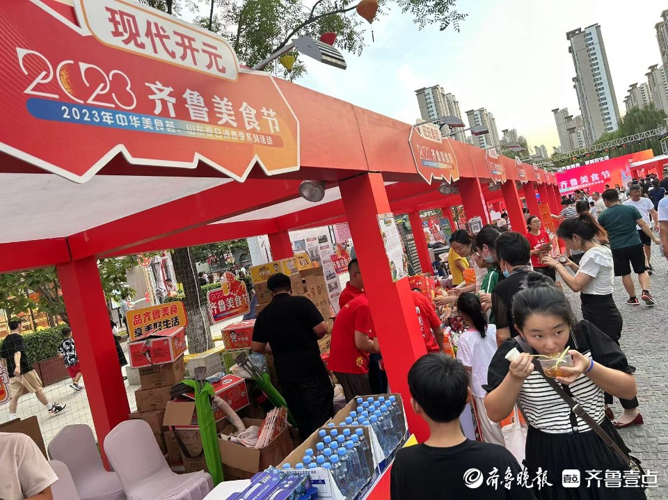 美食节开幕式尚未开始，热闹的美食大集已经开场