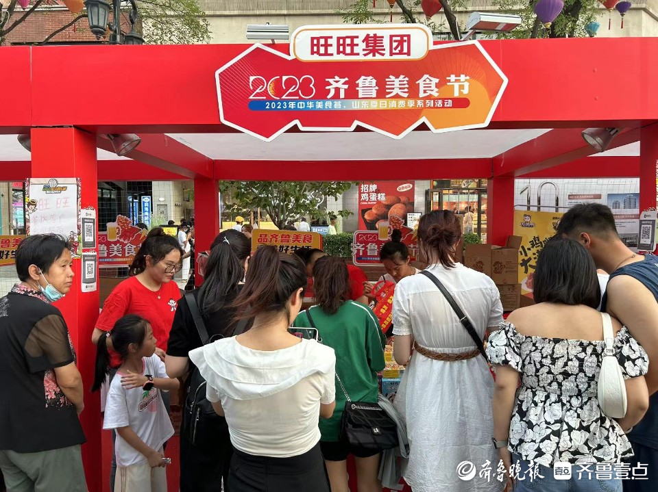 美食节开幕式尚未开始，热闹的美食大集已经开场