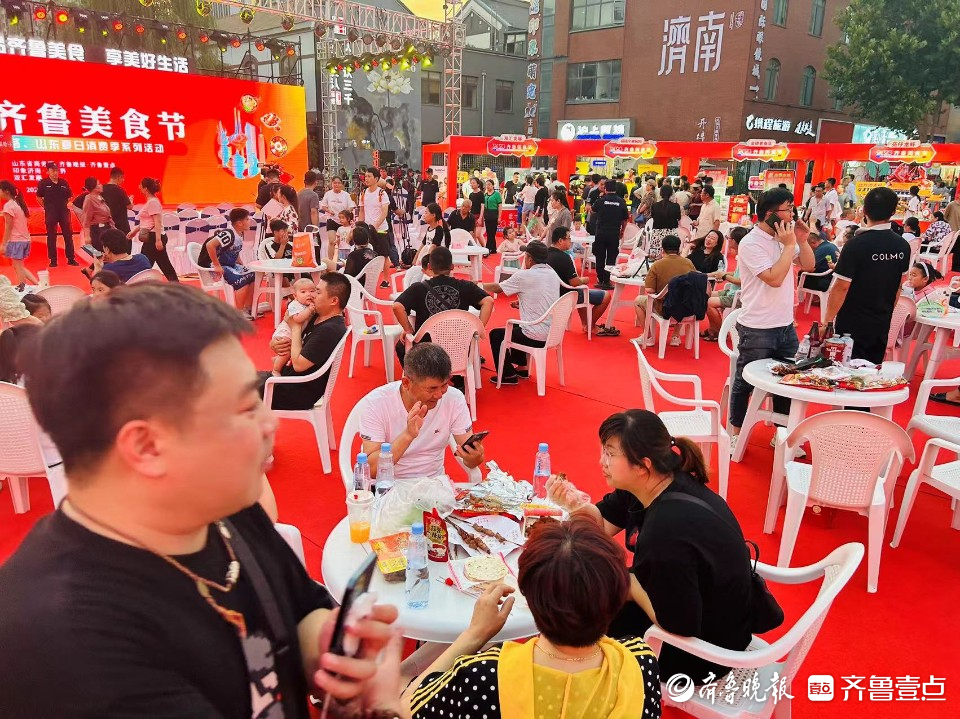 齐鲁美食节大受欢迎，现场食客络绎不绝
