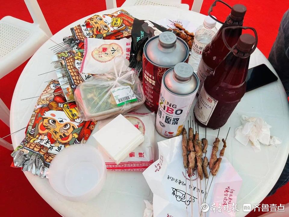 齐鲁美食节大受欢迎，现场食客络绎不绝