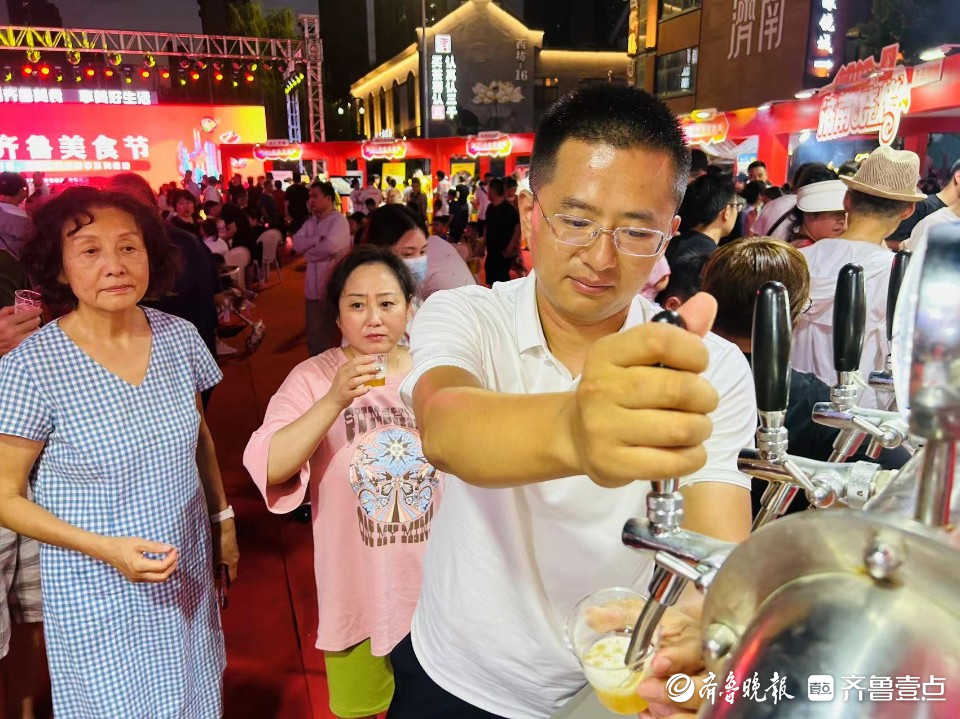 齐鲁美食节上“啤酒小哥”忙得不亦乐乎