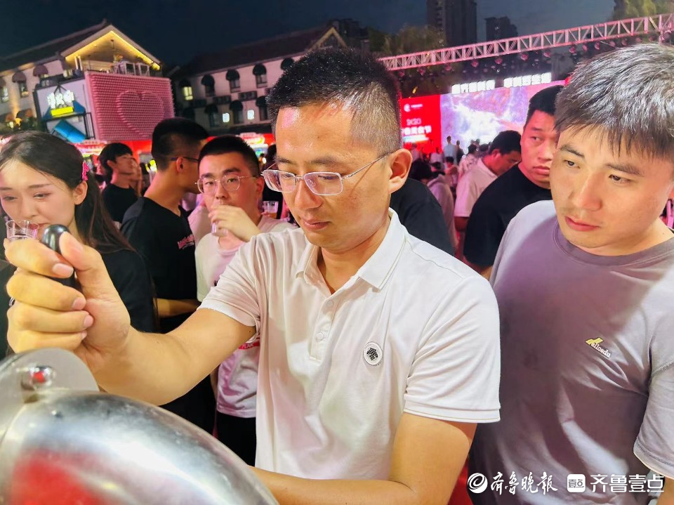 齐鲁美食节上“啤酒小哥”忙得不亦乐乎